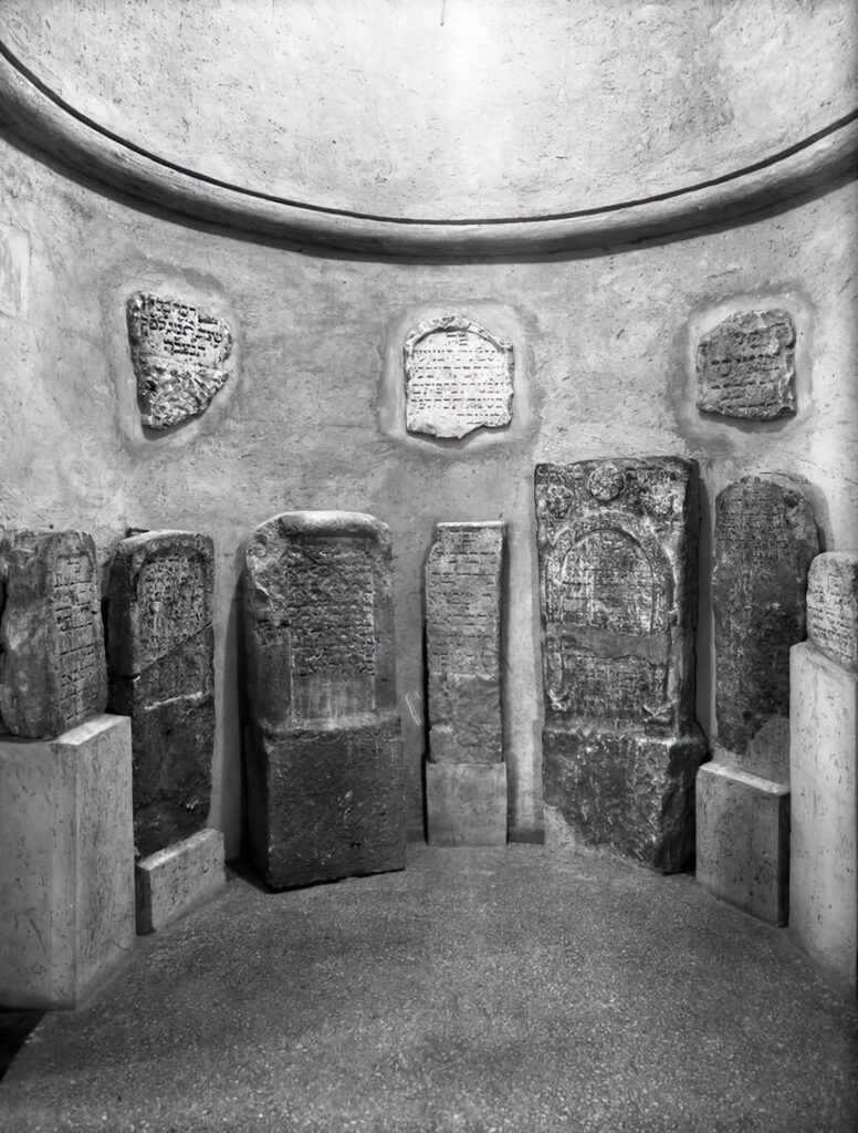 Petrás István: Halászbástya kőtár, enteriőr. Héber feliratú sírkövek a vár területéről. 1938