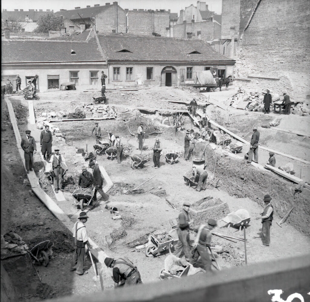 Petrás István: Csalogány utca 26. Épülő ház alapgödrének kiásása délről nézve. 1942