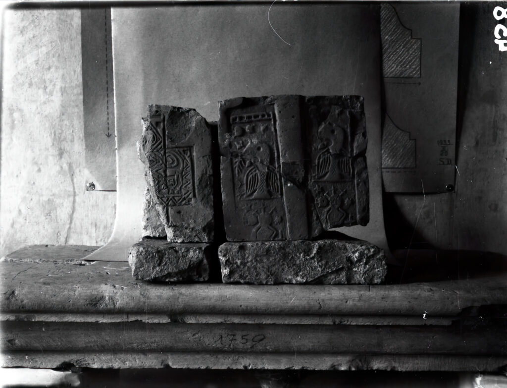 Petrás István: Hidegkúti út, Mátyás király vadászkastélya. Domborműves padlóburkoló lapok a templomból. 1931