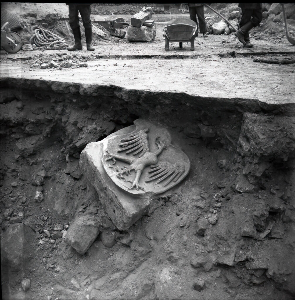 Kvassay György: Királyi Vár. A Jagelló címer előkerülése a Nagyudvarban. 1950