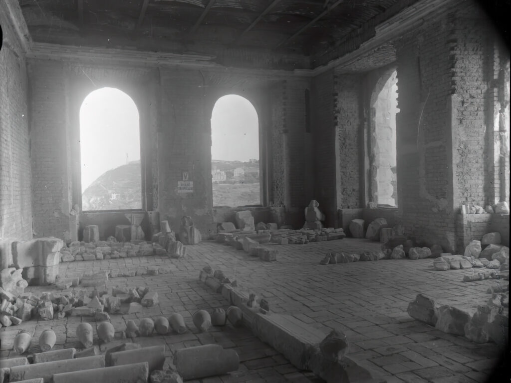 Kvassay György: Ideiglenes kőtár a volt királyi palotában. 1950