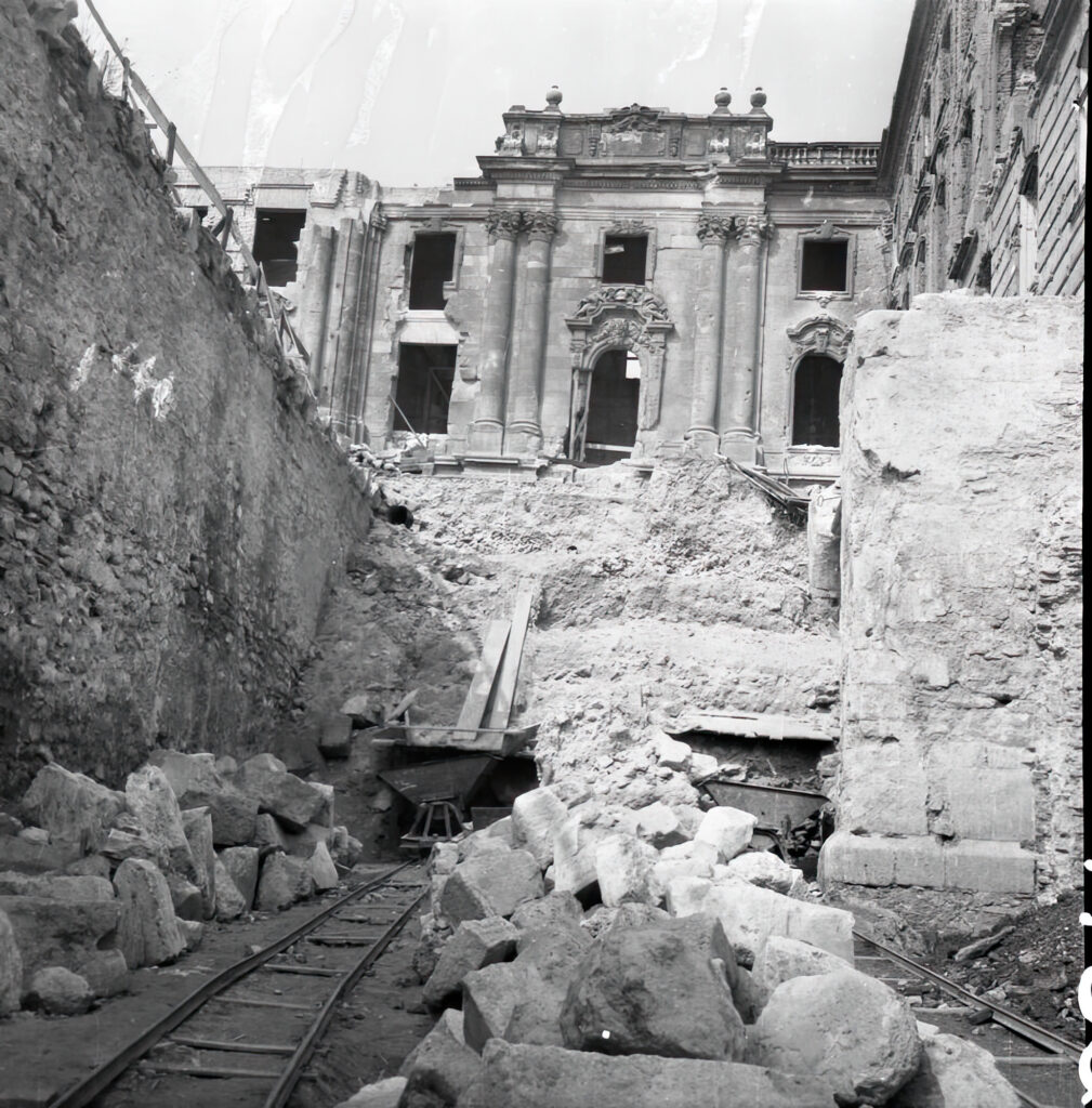 Dorn Piroska: Gyilokjáró udvar, a 2. réteg bontása. 1950