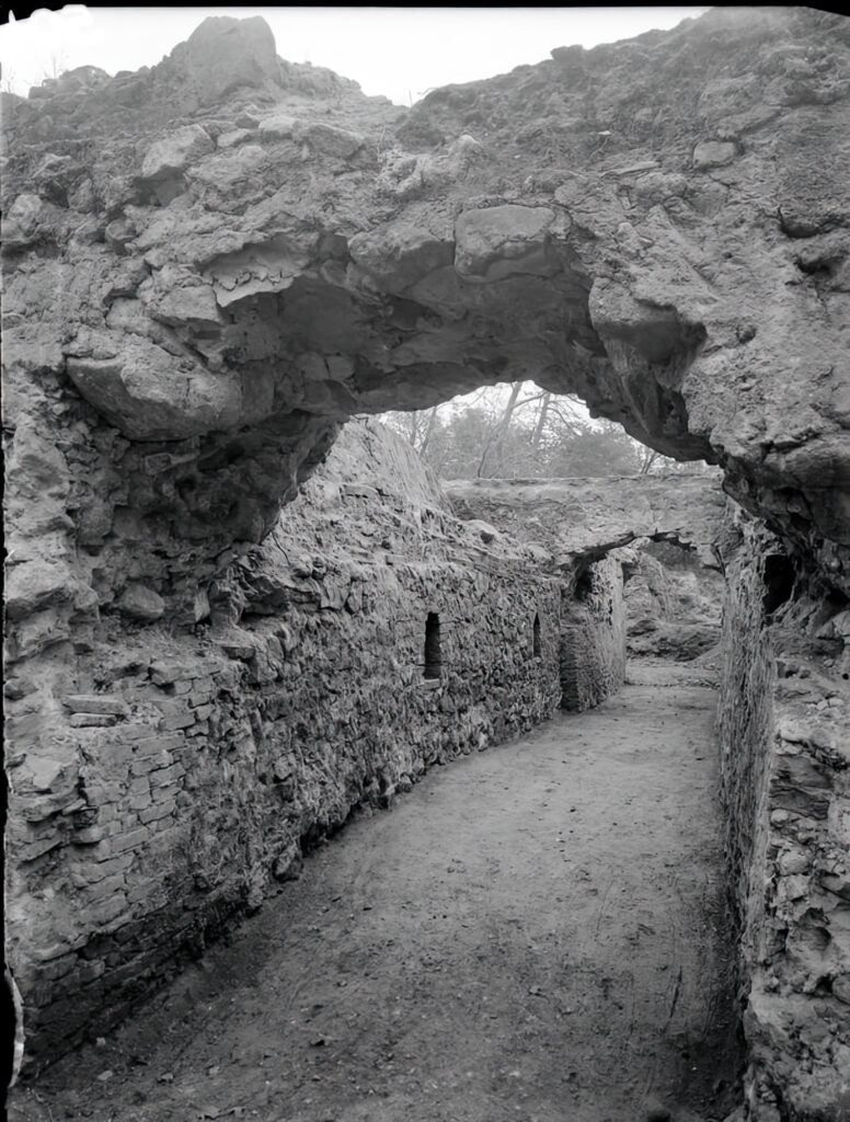Petrás István: Hidegkúti út, Mátyás király vadászkastélya. A pincéket összekötő folyosó nyugatról, a belső pince felől. 1931