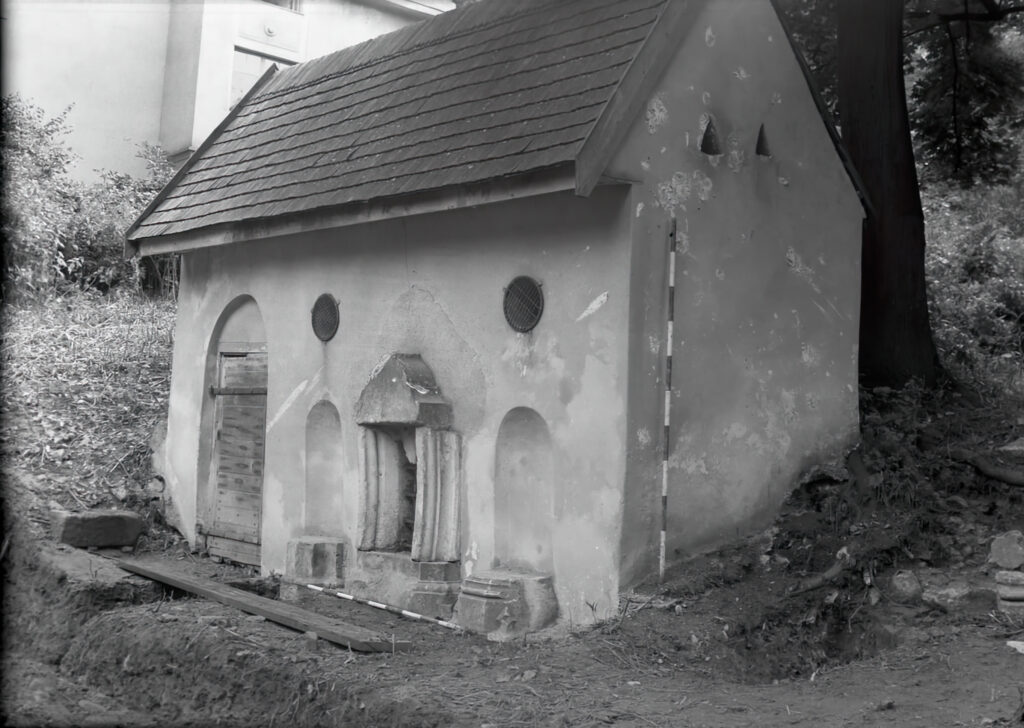 Petrás István: Svábhegy, Városkút. A forrásház. 1937