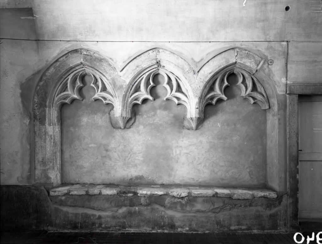 Petrás István: Országház utca 2. Ülőfülkék a kapualjban. 1946